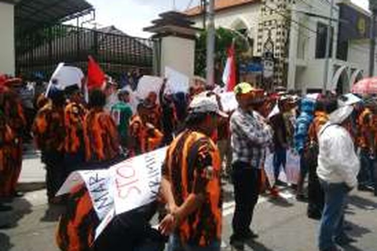 Massa pendukung La Nyalla Matalitti kembali berunjuk rasa di depan kantor Kejaksaan Tinggi Jawa Timur, Senin (21/3/2016). La Nyalla tidak memenuhi pemanggilan pemeriksaan dirinya sebagai tersangka dugaan korupsi dana hibah Kamar Dagang Indonesia Jawa Timur tahun 2012.