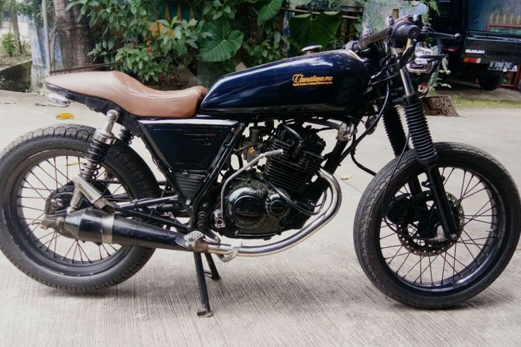 Salah satu Suzuki Thunder lansiran 2005 yang dimodifikasi dengan gaya cafe racer oleh bengkel modifikasi Clacustique di Depok.