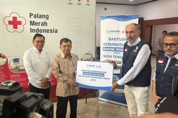 Gandeng PMI, Danone Indonesia Salurkan Bantuan Rp 1 Miliar dan 53.000 Botol Air Minum untuk Korban Gempa NTT
