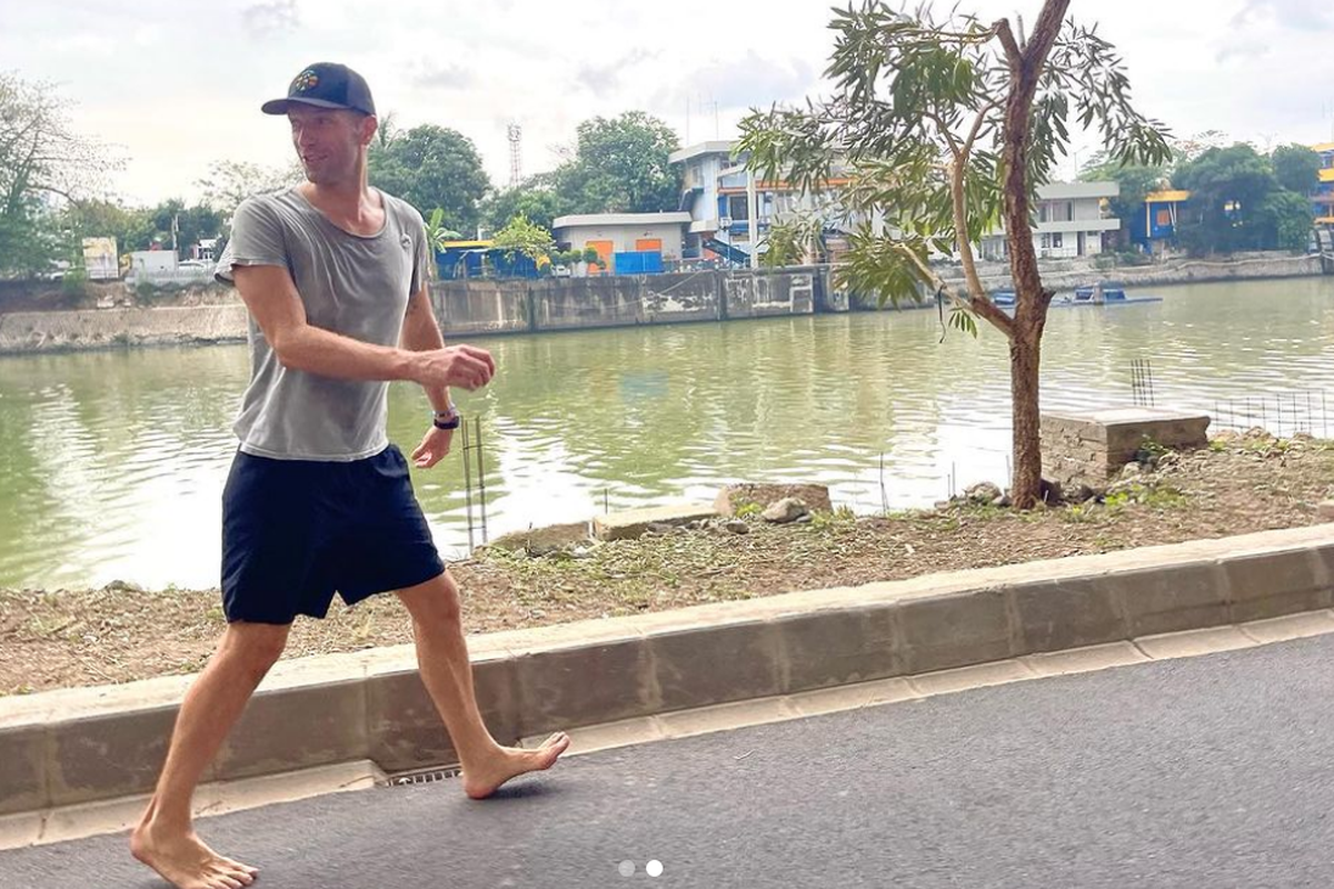 Chris Martin berjalan kaki tanpa sepatu di jalanan Jakarta