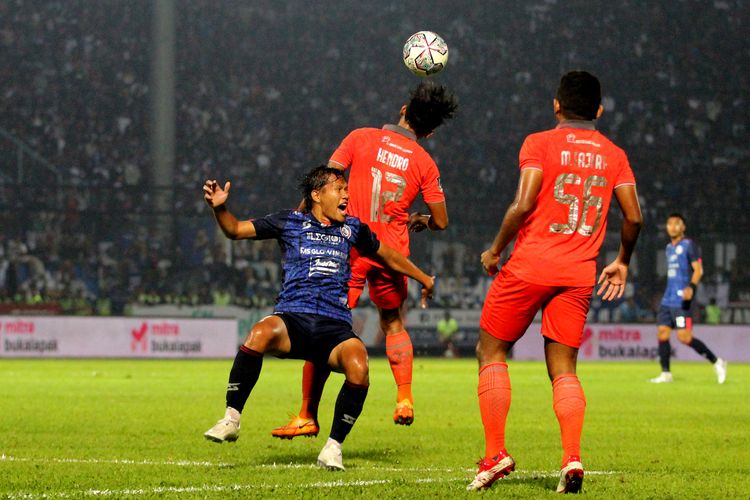 Pemain Arema FC Adam Alis saat berduel dengan pemain Borneo FC pada pertandingan leg pertama Final Piala Presiden 2022 yang berakhir dengan skor 1-0 di Stadion Kanjuruhan Kepanjen, Kabupaten Malang, Kamis (14/7/2022) malam.