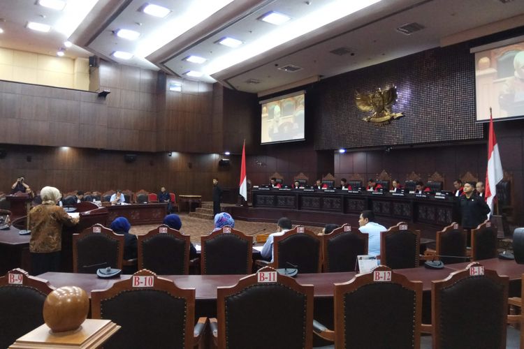 Wakil Ketua Komisi Nasional Hak Asasi Manusia, Roichatul Aswidah, saat menjadi ahli dari pihak pemohon uji materi, yakni Institute For Criminal Justice Reform (ICJR), dalam sidang lanjutan uji materi sejumlah pasal terkait perbuatan makar yang digelar di Mahkamah Konstitusi (MK), Jakarta Pusat, Selasa (13/6/2017).