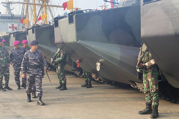 Panglima Komando Armada I (Pangkoarmada I) Laksamana Muda Arsyad Abdullah mengecek kesiapan personel dan alat utama sistem persenjataan (alutsista) matra laut sebelum menjalani latihan Super Garuda Shield 2022.