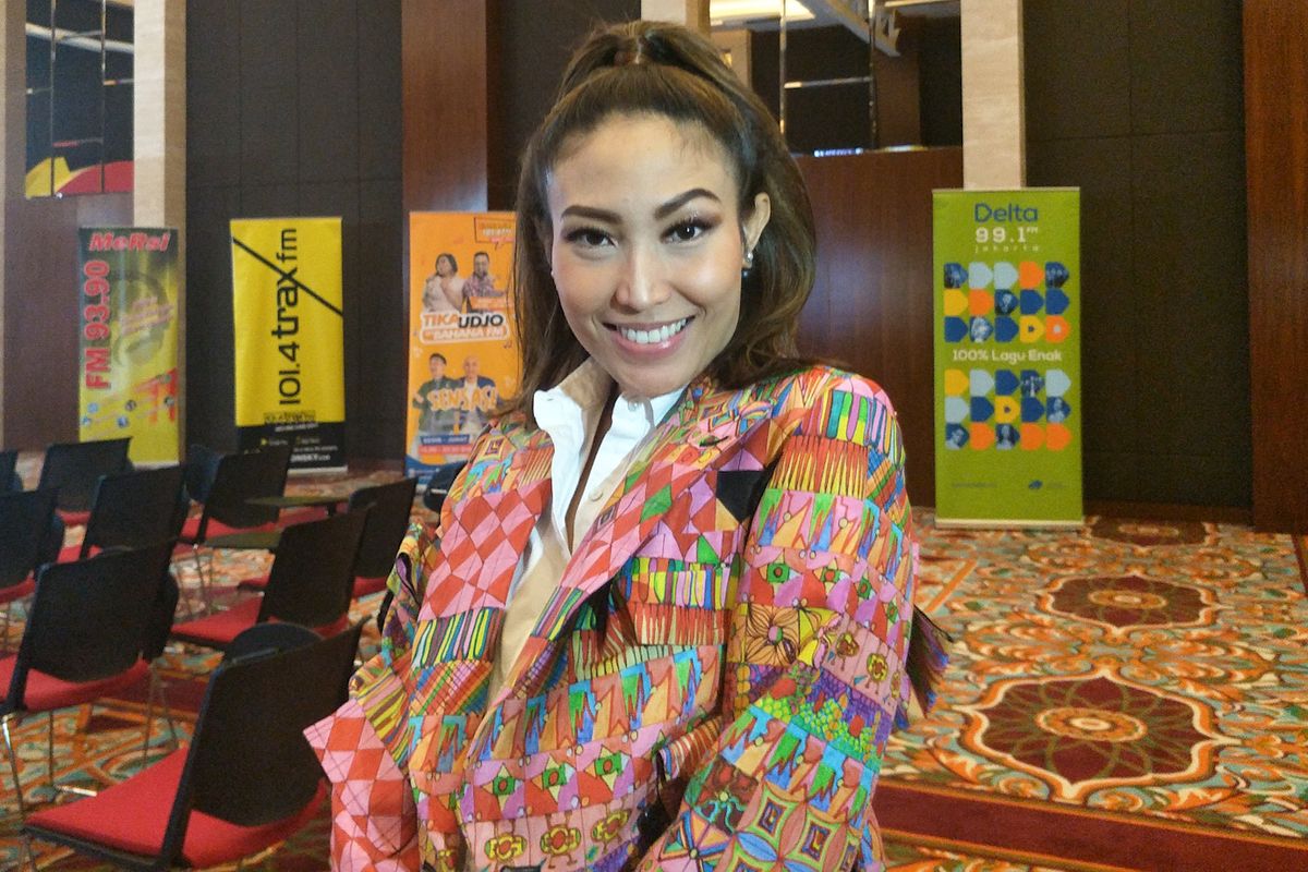 Pembawa acara Ayu Dewi dalam jumpa pers Dahsyatnya Awards 2019 di MNC Studios, Kebon Jeruk, Jakarta Barat, Senin (18/3/2019).