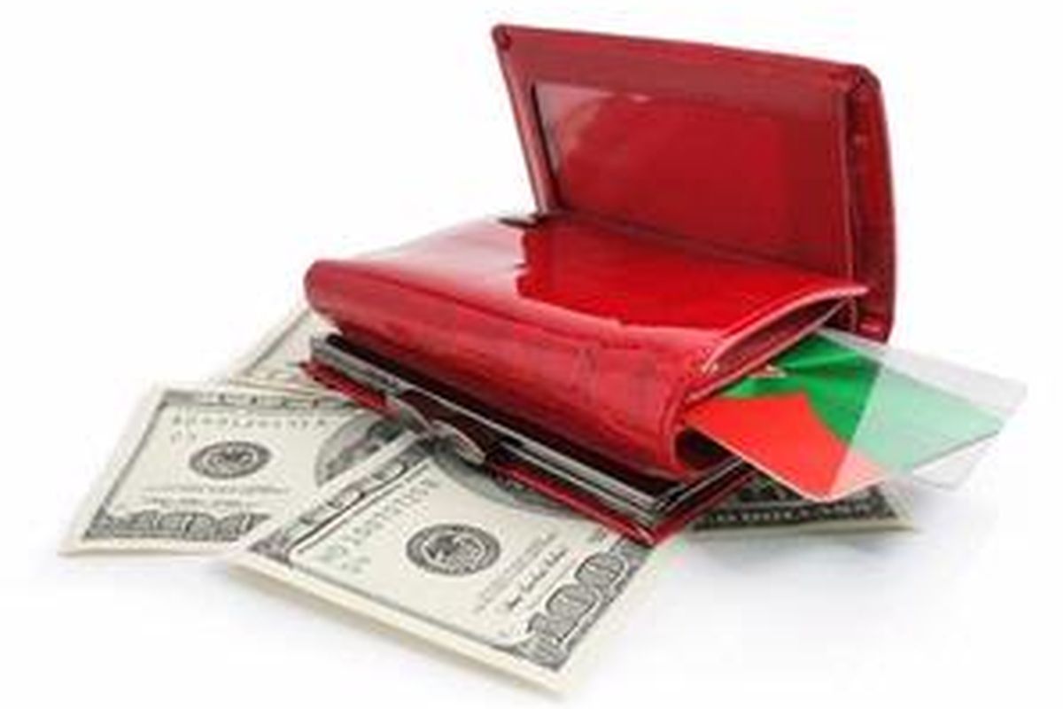 Generasi millenial lebih suka menggunakan kartu kredit dan debit dibanding uang tunai karena lebih praktis.