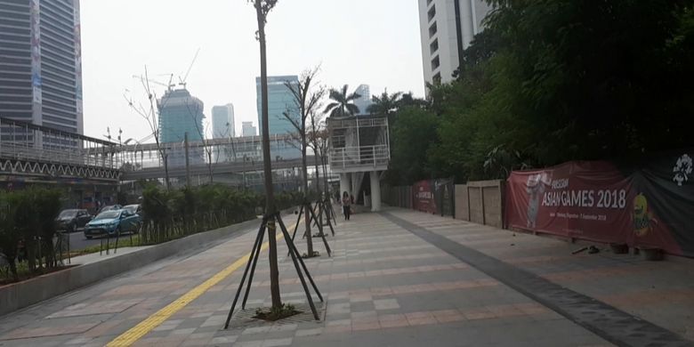 Trotoar sepanjang Jalan Sudirman - Thamrin sudah mulus dan layak dilintasi pejalan kaki, Selasa (31/7/2018)