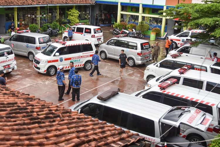 Mobil ambulance terparkir saat evakuasi siswa korban keracunan makan bergizi gratis (MBG) di SMP Negeri 3 Kota Banjar, Jawa Barat, Rabu (1/10/2025). Dinas Kesehatan Kota Banjar mengevakuasi siswa korban yang diduga keracunan MBG untuk dilakukan penangan dan perawatan di rumah sakit RSU Banjar Patroman, RSUD Banjar, dan Mitra Idaman.