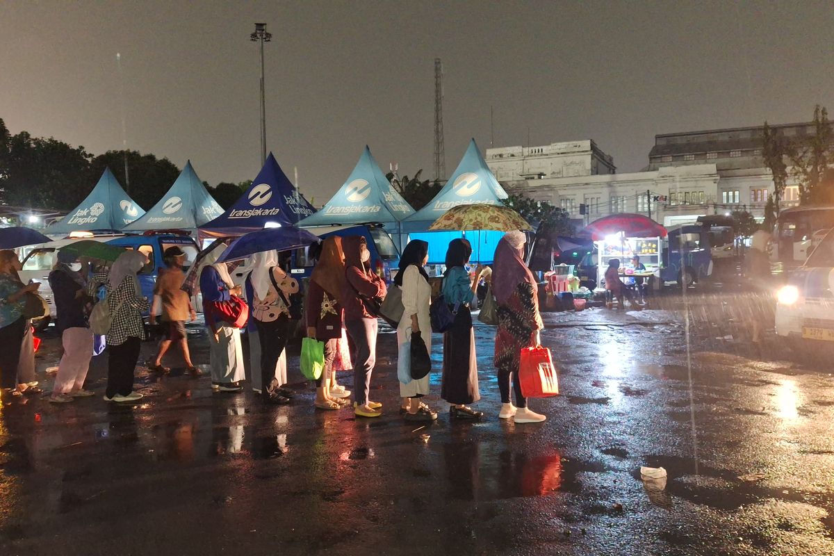 Mengantre JakLingko di Tengah Hujan, Becek, Hingga Bau Kotoran Kucing