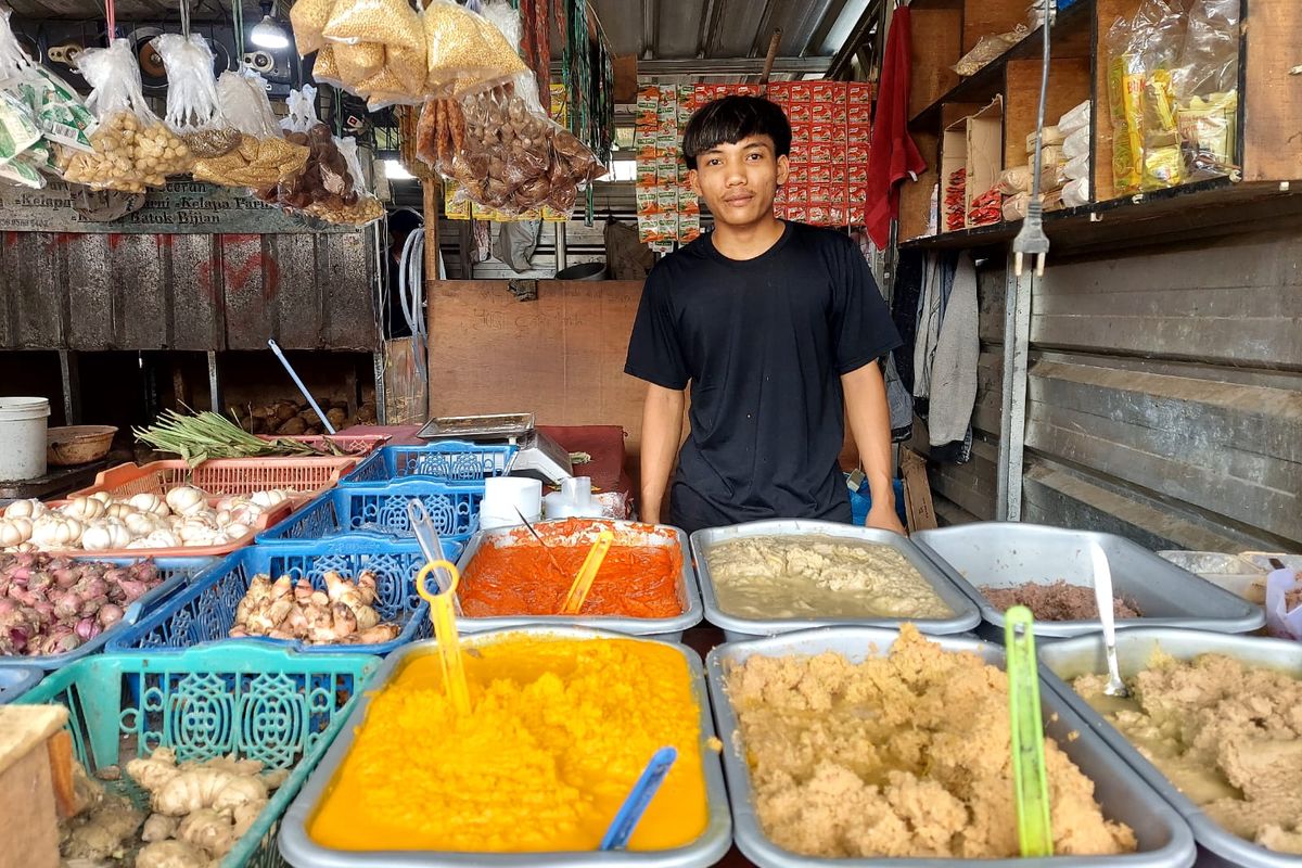 Andri (19) pedagang bumbu masakan khas padang di Pasar Pucung, CIlodong, Kota Depok, Jawa Barat