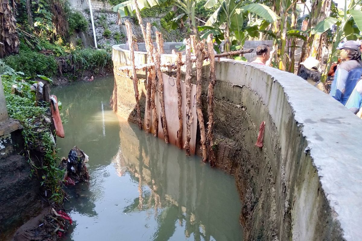 Tanggul Jatipadang yang Jebol kini telah ditutup sementara dengan papan dan tumpukan karung, Senin (1/4/2019)