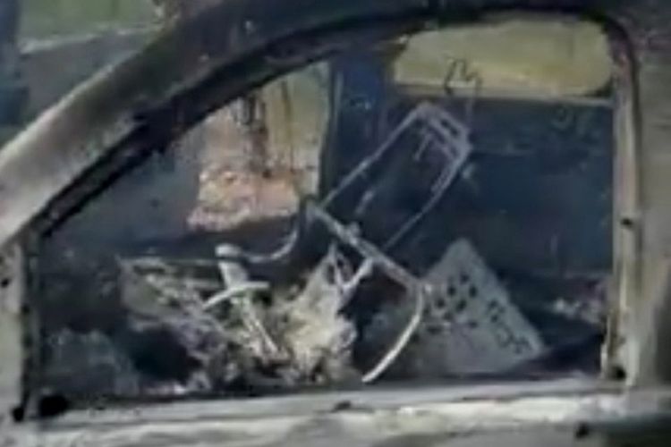 Potongan gambar dari video yang diambil memperlihatkan mobil yang telah hangus terbakar di Bavispe, Sonora, Meksiko. Sebanyak 9 orang, tiga perempuan dan enam anak-anak, tewas setelah disergap oleh pelaku yang diduga anggota kartel narkoba.