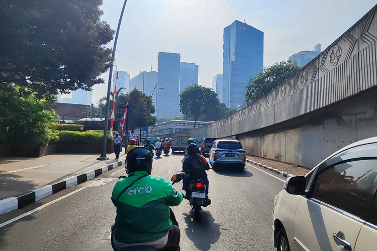 Lalu lintas di Semanggi-Jalan Sudirman Jakarta terpantau lenggang jelang KTT ASEAN ke-43, Senin (4/9/2023)