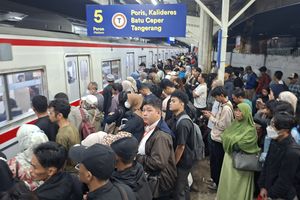 Jelang Tengah Malam, Penumpang Berdesakan di Stasiun Duri Imbas Gangguan KRL