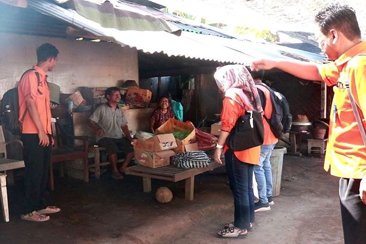 Penyaluran bansos sembako dan Program Keluarga Harapan (PKH) di pesisir Gili Trawangan, Nusa Tenggara Barat.

