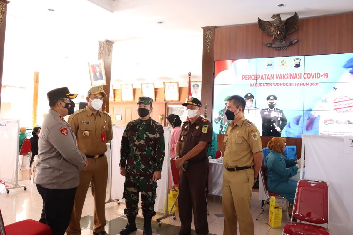 Bupati Wonogiri Joko Sutopo dan anggota Forkopimda memantau jalannya pelaksanaan vaksinasi di Pendopo Kabupaten Wonogiri beberapa waktu lalu.
