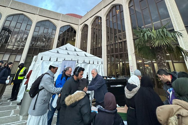 Suasana Ramadhan di London Central Mosque.