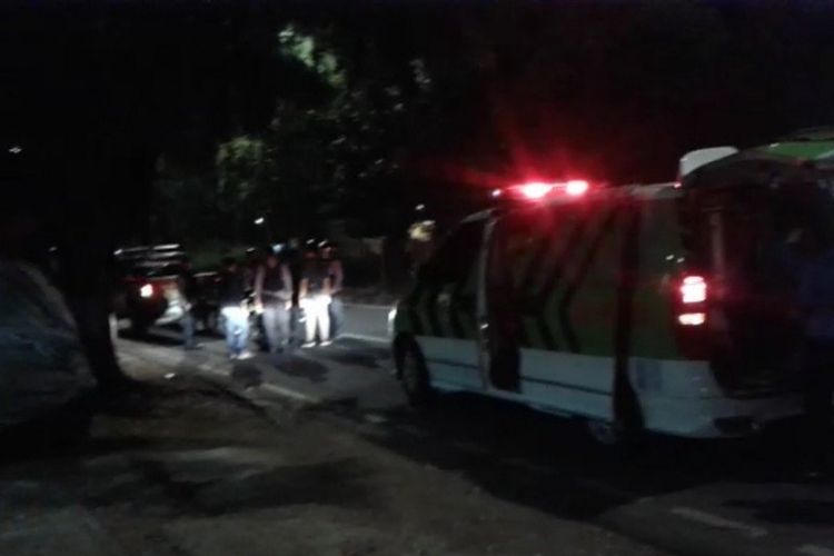 Petugas medis mengevakuasi enam orang korban tabrak lari di kawasan Kanal Banjir Timur Jalan Basuki Rahmat, Jakarta Timur, Minggu (7/6/2020) dini hari. (ANTARA/HO-Laka Lantas Polrestro Jaktim)