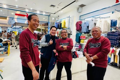 Kunjungi Mal di Pekanbaru, Jokowi Beli Sweater Produk Lokal Merek Hammer 