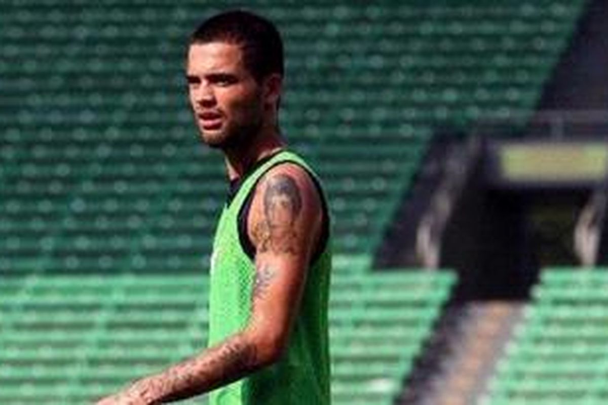 Anggota Tim Nasional Indonesia, Diego Michiels, berlatih di Stadion Gelora Bung Karno, Jakarta, Jumat (9/11/2012). Timnas melakukan latihan guna persiapan menjelang turnamen Piala AFF 2012 di Malaysia. TRIBUN/DANY PERMANA