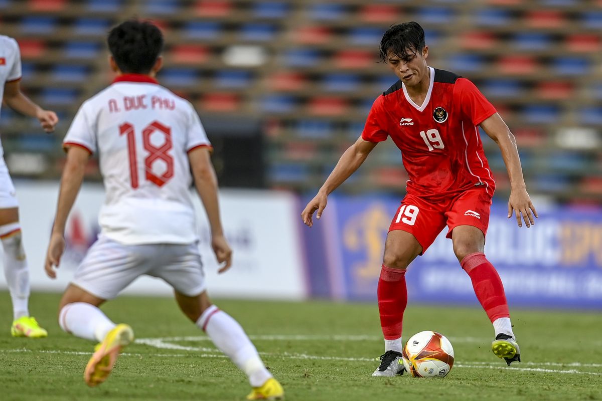 Pesepak bola timnas Indonesia U-22 Alfeandra Dewangga Santosa (kanan) mencoba melewati hadangan pesepak bola Vietnam Duc Phu Nguyen pada pertandingan babak semifinal SEA Games 2023 di National Olympic Stadium, Phnom Penh, Kamboja, Sabtu (13/5/2023). ANTARA FOTO/Muhammad Adimaja/aww.
