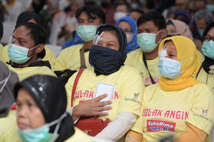 Yati Mulyati (50), warga Cibiru, Kota Bandung semringah usai mengikuti operasi katarak gratis bagi masyarakat
tidak mampu di Rumah Sakit Bandung Kiwari, Kota Bandung, Jawa Barat, Selasa (9/5/2023)