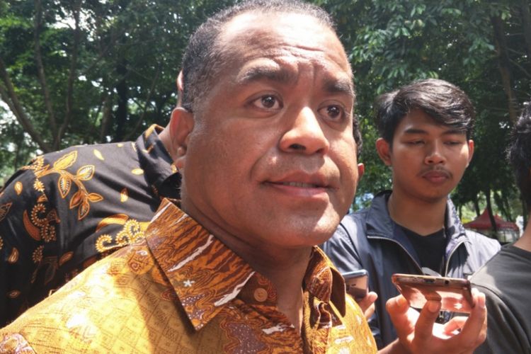 Kuasa Hukum Partai Hanura kubu Oesman Sapta Odang atau OSO,  Servasius Serbaya Manek di Mapolda Metro Jaya, Selasa (27/2/2018).