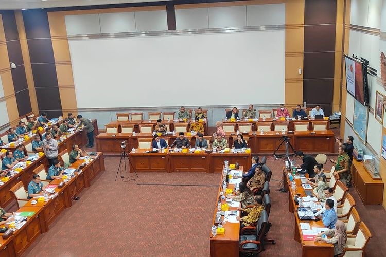 Suasana rapat kerja (Raker) Komisi I DPR bersama Panglima TNI Laksamana Yudo Margono dan jajaran, di Gedung DPR, Senayan, Jakarta, Selasa (7/11/2023).