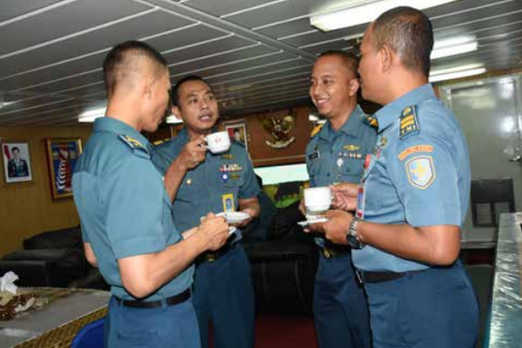 Tradisi minum kopi di TNI AL.