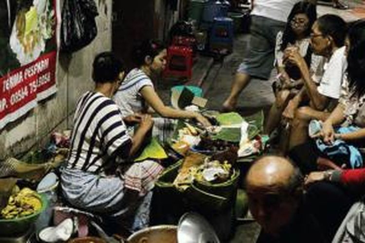 Menyantap nasi liwet di emperan toko di kawasan Kratonan, Solo, Jawa Tengah.