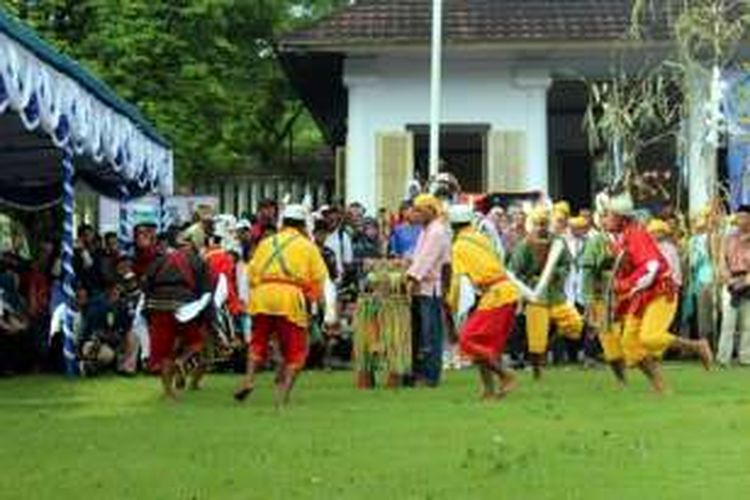 Gubernur Maluku Said Assagaff, Plt Bupati Maluku Tengah M Saleh Thio, Ketua BPP Himpunan Pengusaha Muda Indonesia (HIPMI), Ketua BPD HIPMI Maluku, dan Ketua Panitia Wonderful and Amazing Banda M. Azis Tunny saat pembukaan acara Wonderful and Amazing Banda di Banda Neira, Kamis (15/12/2016) lalu.