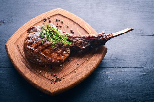 3 Cara Makan Steak Tomahawk, Makan Ramai-ramai
