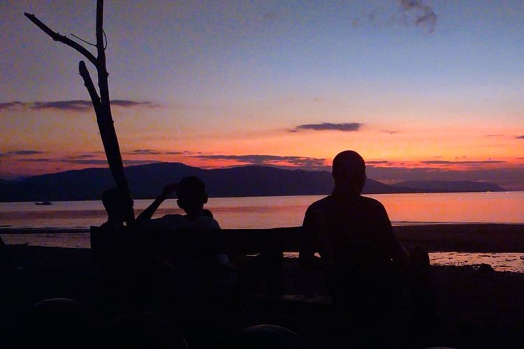 Pantai Sunset Under the Sky atau Pantai SUT Dampek di Lambaleda Utara, Kabupaten Manggarai Timur, Nusa Tenggara Timur (NTT), pada Kamis (28/7/2022).