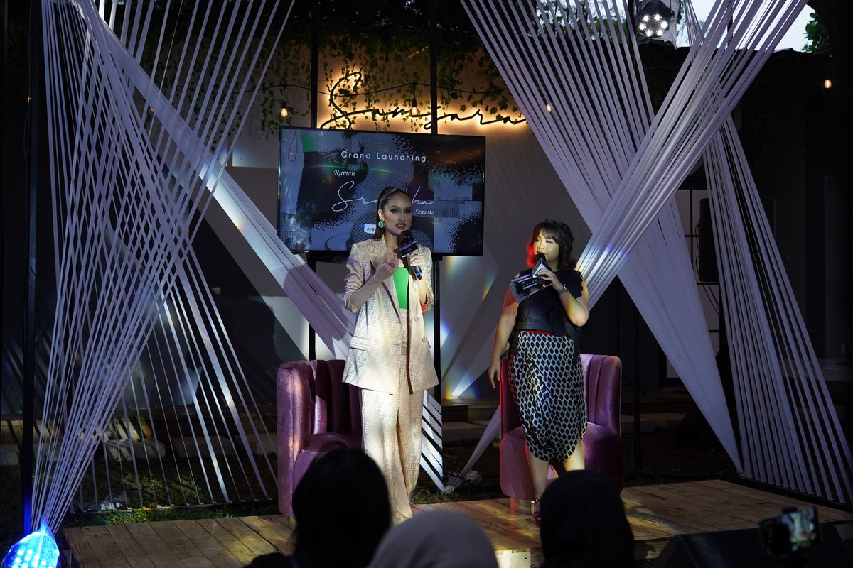Cinta Laura Kiehl dalam peresmian berdirinya Rumah Sraddha Semesta sebagai creative hub bagi anak muda di kawasan Ampera, Jakarta, Rabu (2/8/2023).