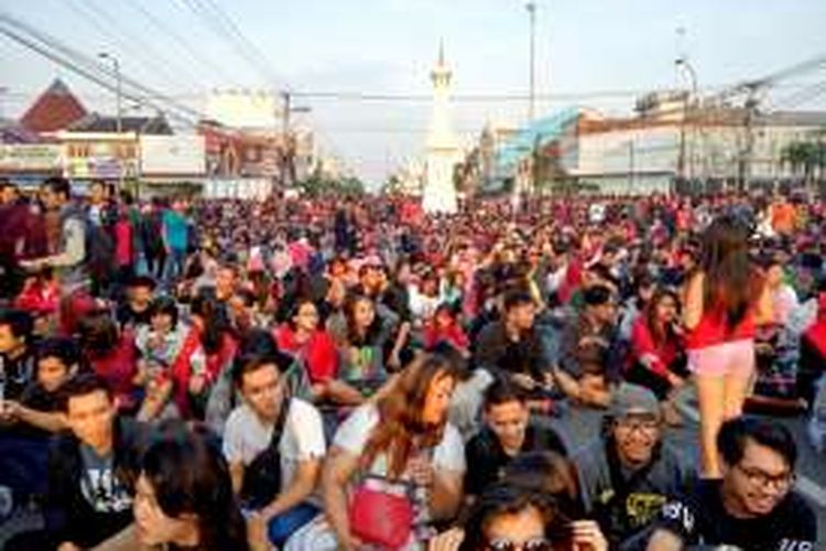 Ribuan masyarakat Yogyakarta duduk menghadap Timur menyambut terjadinya Gerhana Matahari