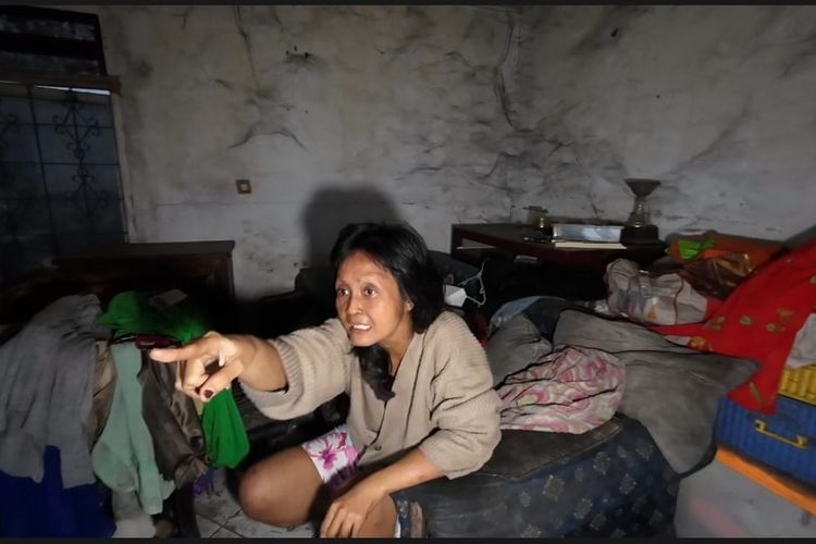 Dyah Aristi Kusuma Putri (42), seorang perempuan yang hidup sebatang kara di rumah reyot penuh puing. Dia diduga mengalami depresi setelah kedua orangtuanya meninggal dunia. 