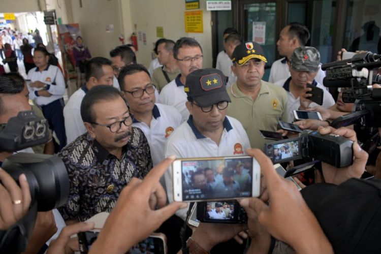 Gubernur Jatim Soekarwo dan Kapolda Jatim Irjen Machfud Arifin memberikan keterangan pers di Mapolda Jatim, Jumat (6/7/2018)