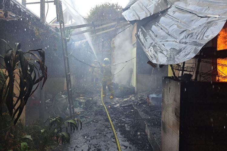 Salah satu rumah tinggal milik warga di Jalan Cenderawasih RT 02 RW 03, Kelurahan Gandaria Selatan, Kecamatan Cilandak, Jakarta Selatan, terbakar pada Kamis (12/1/2023). 