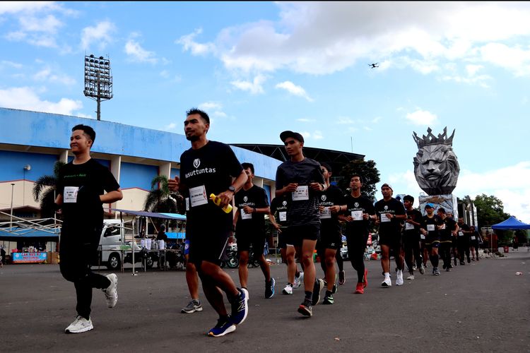 Sebanyak 100 pelari dari Malang Raya memperingati 100 hari terjadinya Tragedi Kanjuruhan dengan lari sejauh 13,5 KM, start dan finish di Stadion Kanjuruhan Kepanjen, Kabupaten Malang, Minggu (8/1/2022) sore.  