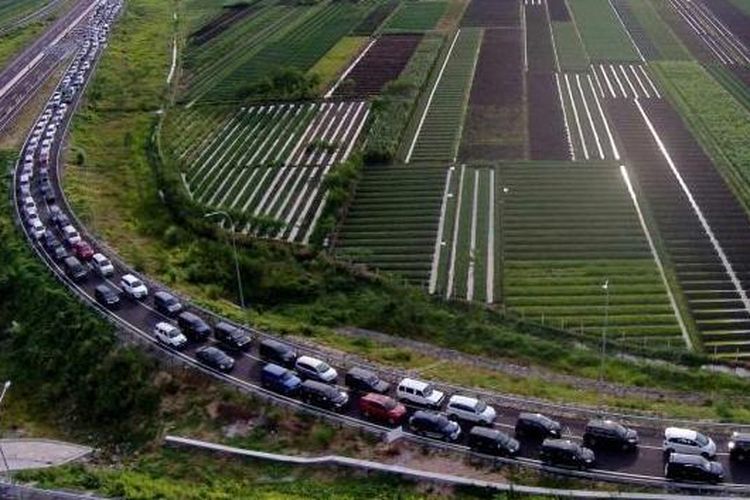 Kemacetan mengular sepanjang 18 kilometer di ruas tol Pejagan - Brebes Timur, Jawa Tengah, Jumat (01/07/2016). Puncak arus mudik diperkirakan terjadi pada H-3 lebaran.