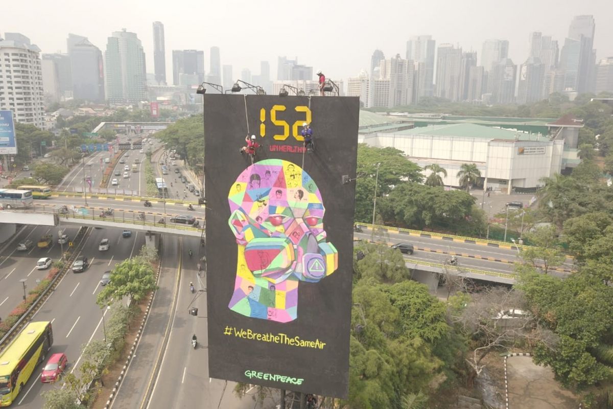 Greenpeace Indonesia memasang billboard di Jalan Jenderal Gatot Soebroto, untuk mengingatkan delegasi Asian Games dari berbagai negara bahwa kualitas udara Jakarta yang dihirup bersama-sama saat ini tidak sehat, Selasa (21/8/2018).