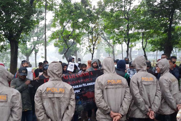 Front Mahasiswa Papua melakukan aksi solidaritas kekerasan di tanah Papua di depan Kantor Komnas HAM, Menteng, Jakarta Pusat, Jumat (3/3/2023).