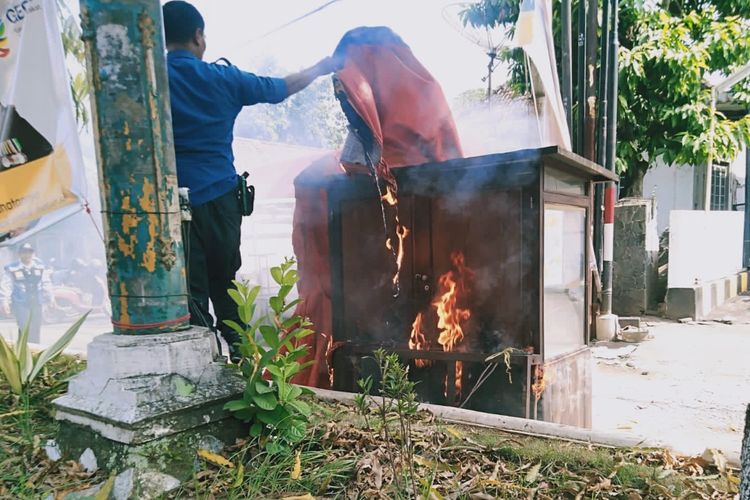 Petugas Pemadam Kebakaran Kabupaten Pemalang melakukan pemadaman pada gerobak kopi yang terbakar di kawasan alun-alun kota Pemalang
