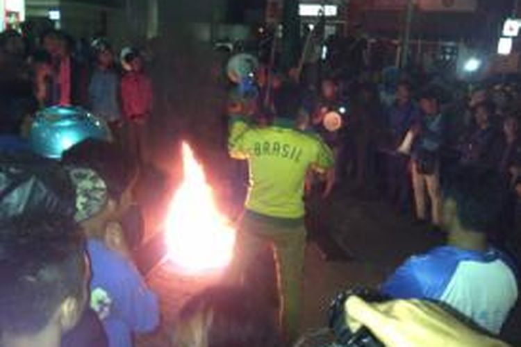Massa HMI segel SPBU di Malang, Jawa Timur. Mereka juga bakar ban bekas di SPBU setempat, setelah diumumkan kenaikan harga BBM.Senin (17/11/2014).