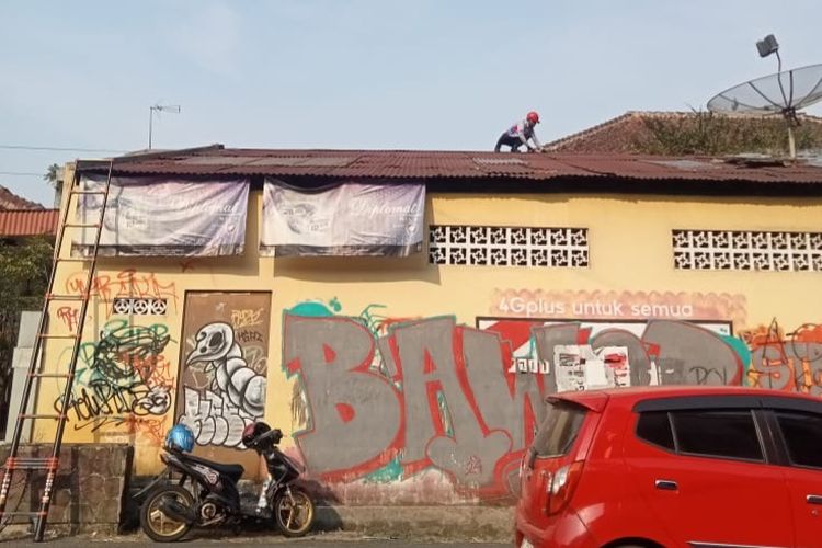 Bertengkar, Pria di Banyumas Lempar Dompet Istri ke Atap Toko lalu Minta Tolong Damkar untuk Ambil