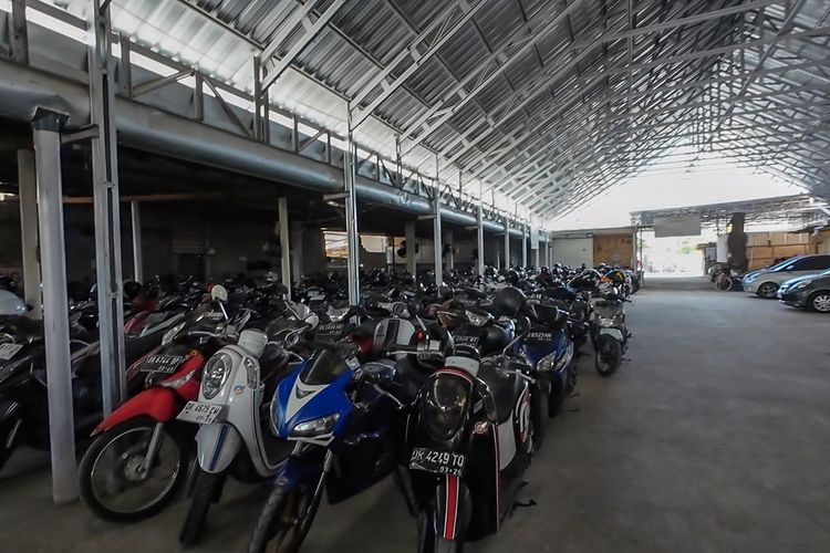 Tempat penitipan kendaraan bermotor di Pelabuhan Bangsal bagi wisatawan yang akan ke Gili Trawangan, Senin (4/9/2023).