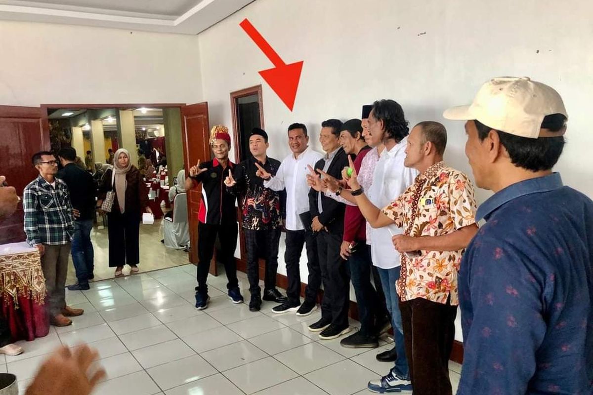 Viral, Foto Ketua KIP dengan Calon Wali Kota Mengangkat 2 Jari