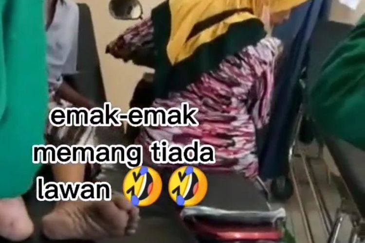 Seorang perempuan di Situbondo masuk ke ruang IGD rumah sakit mitra sehat menggunakan sepeda motornya 