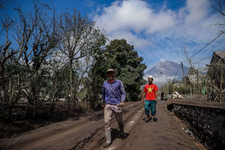 Warga saat menyelamatkan barang dari rumah mereka yang terdampak erupsi Gunung Semeru yang meluncurkan awan panas di Desa Supiturang, Lumajang, Jawa Timur, Rabu (8/12/2021).