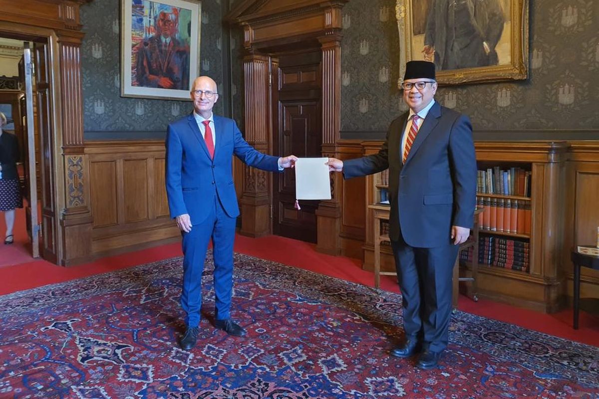 Penyerahan Exequatur oleh Wali kota Hamburg kepada Konsul Jenderal RI Hamburg
