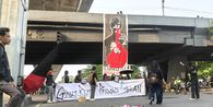 Demo di Makassar: Massa Bentangkan Spanduk Raksasa, Desak Karhutla Jadi Bencana Nasional
